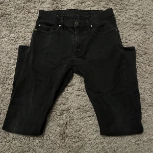 Tiger of Sweden jeans  - Säljer nu ett par riktigt snygga Tiger of Sweden jeans. Storleken är W30 L30 och modellen är pistolero. Skicket är riktigt bra, skriv till mig vid minsta fundering!