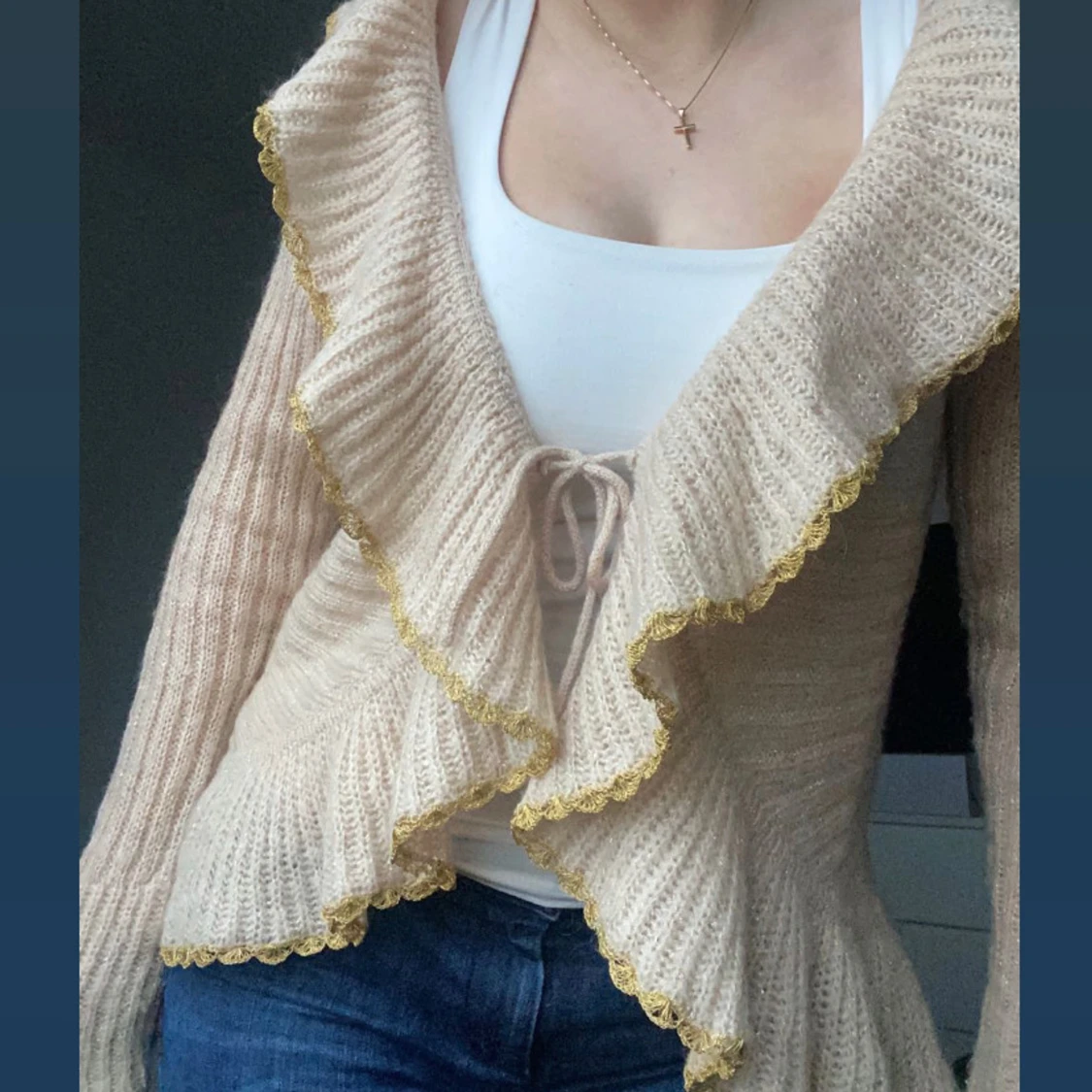 Beige stickad kofta med volangdetaljer - 1