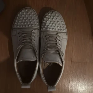 Vita sneakers med unik sultyp - Snygga vita sneakers med en unik sultyp som har upphöjda prickar. Skorna har klassisk snörning och en stilren design. Perfekta för en modern och trendig look.
