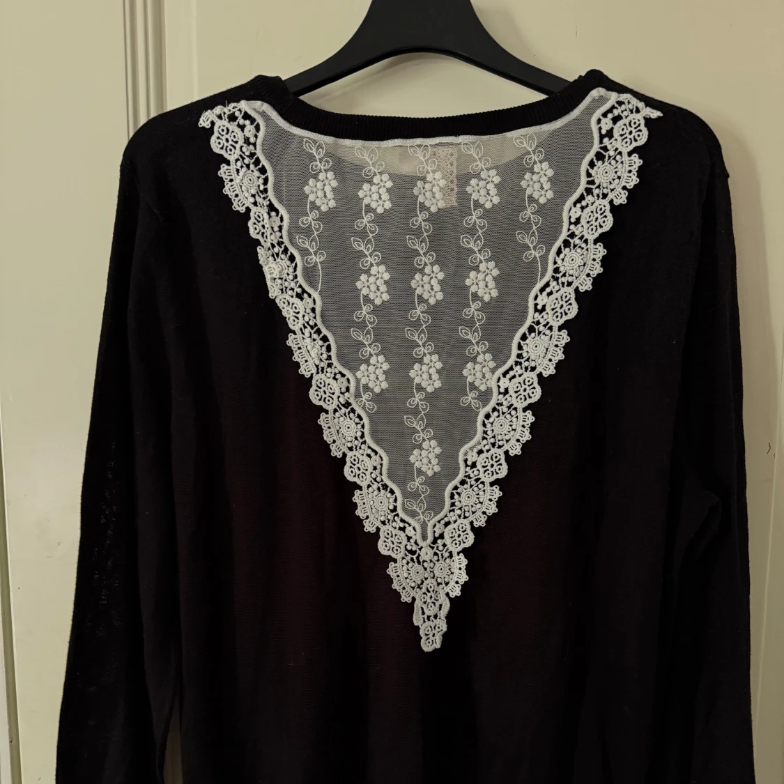 Svart tröja med spetsdetaljer från H&M - 2