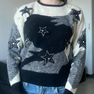Svart och vit tröja med stjärnmönster från Mister Leonard - Säljer en unik svart och vit tröja från Mister Leonard med coolt stjärnmönster som är köpt från beyond retro. Är lite nopprig på armarna! Strl medium men sitter mera som en small.