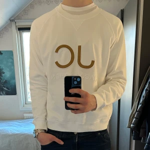  Jacob Cohën tröja - Säljer en stilren vit sweatshirt från Jacob Cohën med guldiga bokstäver 'JC' på framsidan. Tröjan har en lite baggy design men fortfarande stilren! Nypris ca 4000kr. Storlek M passar M! Inga defekter 🙌🏻