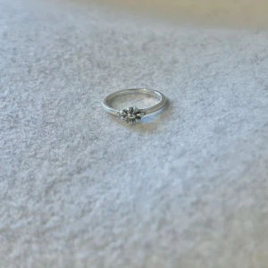 Silver ring - US storlek 5/5.5, diameter cirka 15.5–16 mm, omkrets cirka 48.7–50.2 mm.  Blanda och matcha dina favoriter! Köp flera artiklar tillsammans för rabatt och spara på frakten.  #silver #ring #vintage #smycken #klassisk