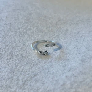 Silver ring - US storlek 6/6.5, diameter cirka 16.5–17 mm, omkrets cirka 51.8–53.5 mm.  Blanda och matcha dina favoriter! Köp flera artiklar tillsammans för rabatt och spara på frakten.  #silver #ring #vintage #smycken #klassisk
