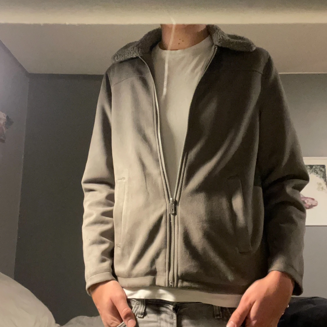 Grå fleecejacka med dragkedja