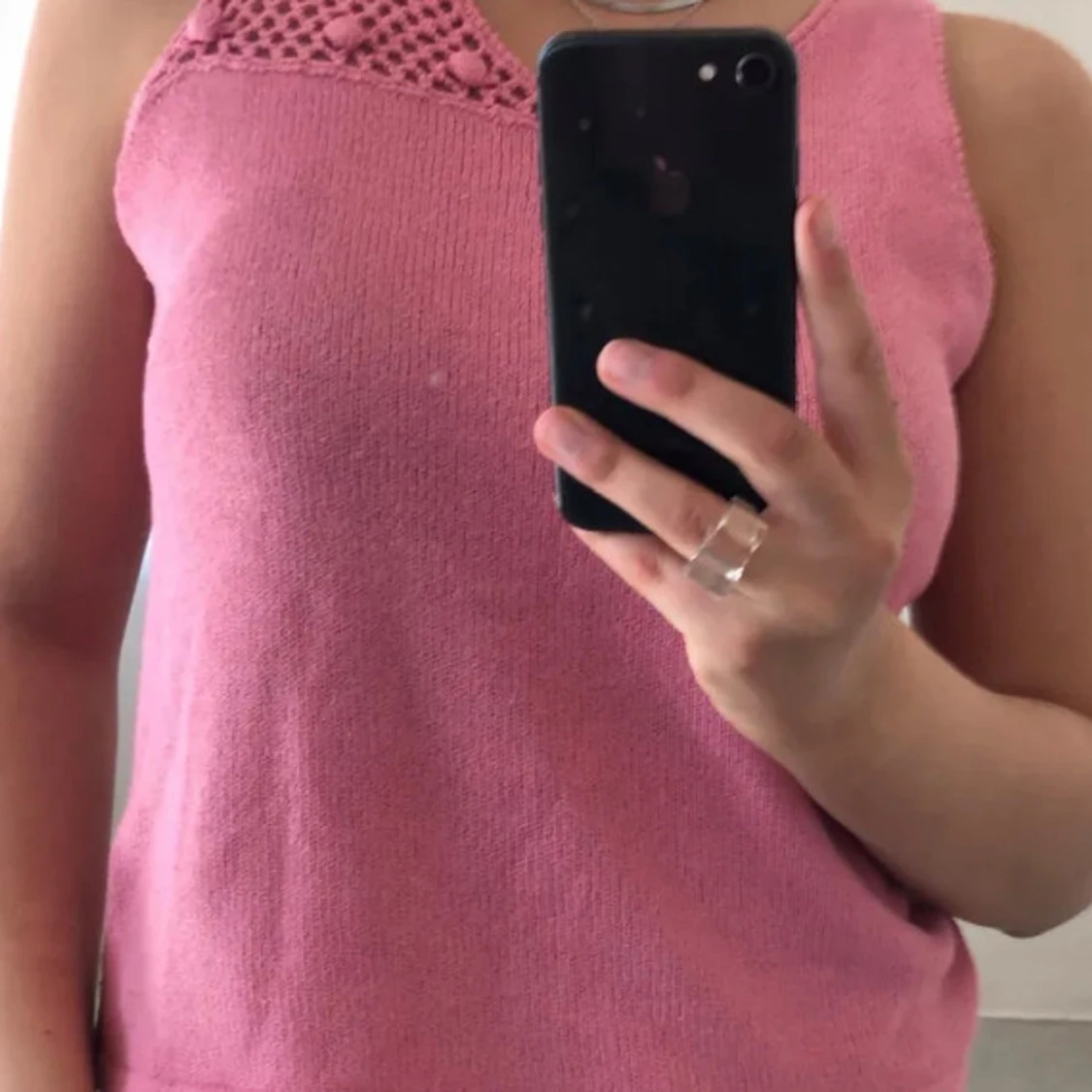 Rosa ärmlös topp med spetsdetaljer