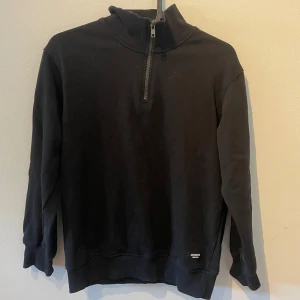 Svart tröja med halfzip från Kappahl - Säljer en svart tröja från Kappahl med halfzip. 