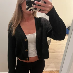 Stickad kofta  - Nyskick och använd knappt