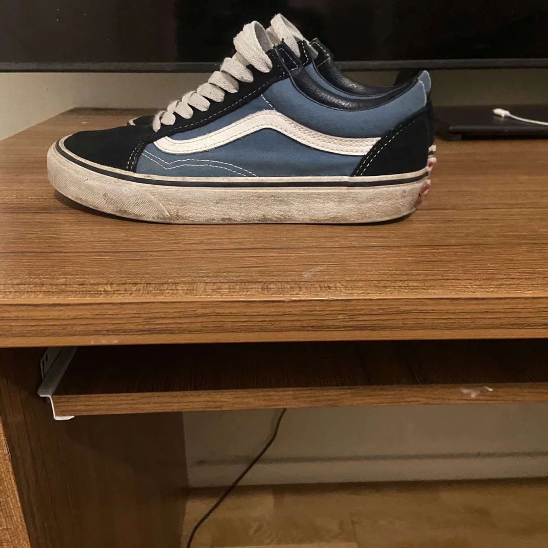 Blå och svarta sneakers från Vans - 1