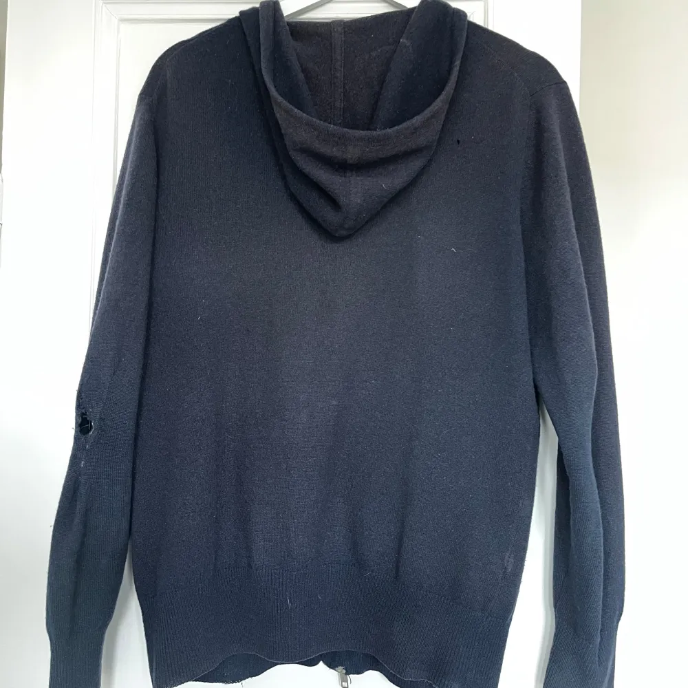 Säljer en marinblå hoodie från Soft Goat i 100% kashmir. Den är i bra skick förrutom en reva på ärmen, därav priset. Hör av dig vid minsta fråga eller fundering!. Neuletakit & Villapaidat.