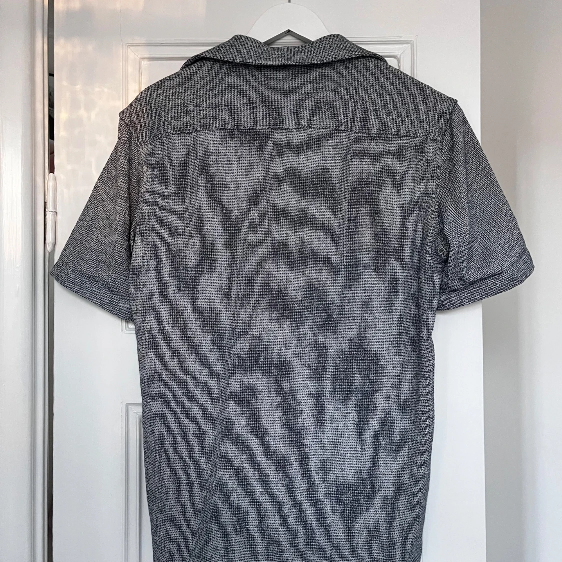 Grå kortärmad skjorta  - 1