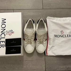 Moncler skor - Snygga vita sneakers från Moncler. Perfekt nu inför det varma vädret men funkar även för andra årstider. 