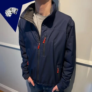 HELLY HANSEN JACKA - Snygg skaljacka/windbreaker från Helly Hansen | Skick: 8,5/10 (bit av text i nacken är borta. Bild 3) | Strl: M | Modellen är 182cm lång | Hör av dig vid frågor eller funderingar!