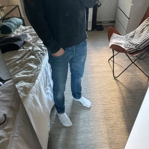 Blå jeans från Dondup - Säljer ett par snygga blå jeans från Dondup. De har en klassisk design och en bekväm passform. Perfekta för en avslappnad stil.  Size 30