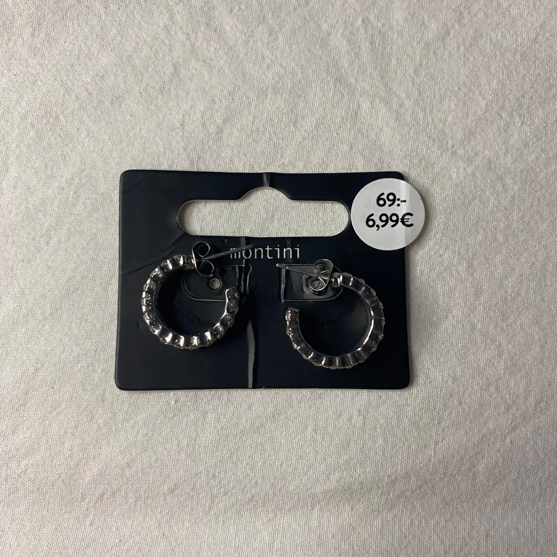 Silvriga örhängen från Montini