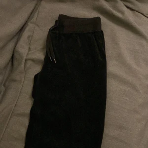 Svarta mjukis byxor  - Svarta mjukis byxor. Dom har material som juicy byxor! Härliga och lite bootcut/raka. Två snören och härliga att använda.