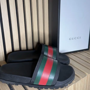 Gucci Slides Herr skor tofflor shoes - Otroligt Robusta Gucci Slides!  Storlek: 44, passar upp till 45. Skick: 9/10, förutom flaws på vardera sko enligt bild 4. Nypris: 4650kr Pris: 1700kr Frakt: Hemlevererat spårbart📦  Medföljer Box, 1 Dustbag mm. Tveka inte att höra av dig vid minsta fr