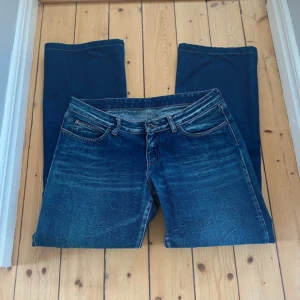Blå jeans från Replay - Super snygga jeans från replay, knappast använda ser ut som helt nya. 