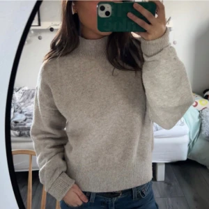 Beige stickad polotröja - Jättefin stickad polotröja från & other stories. Mycket bra skick!🫶