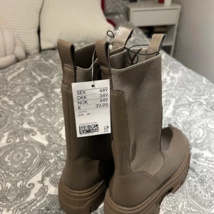 Beige boots med resår - Snygga beige boots med resår på sidorna för enkel på- och avtagning. De har en rund tå och en robust sula som ger bra grepp. Perfekta för både höst och vår.💗