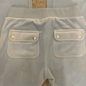 Juicy couture byxor - Jag säljer mina ljusblåa juicy couture då dom inte kommer till användning skriv gärna om de är några frågor❤️