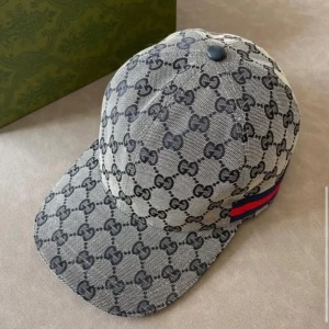 Navy Gucci keps - Snygg navy keps från Gucci med det klassiska GG-mönstret. Kepsen har en justerbar rem baktill! Den är storlek S!  Har haft den 3-4 månader! Jag har haft kartong o allt till kepsen men har inte det längre! För mer frågor kan ni ba skicka meddelanden.                                                       Pris kan diskuteras! 