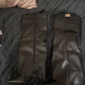 Svarta stövlar med klack - Snygga svarta stövlar i skinn med klack och dragkedja. 