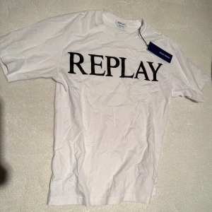 Vit t-shirt från Replay - Hej! Säljer en snygg replay t-shirt! Den är oanvänd och har lappen kvar så helt nytt skick. 10/10. Skriv vid några funderingar.