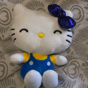 Hello kitty gosedjur - JÄTTESÖT hello kitty gosedjur jag köpte på comic con! söt inredning till rummet