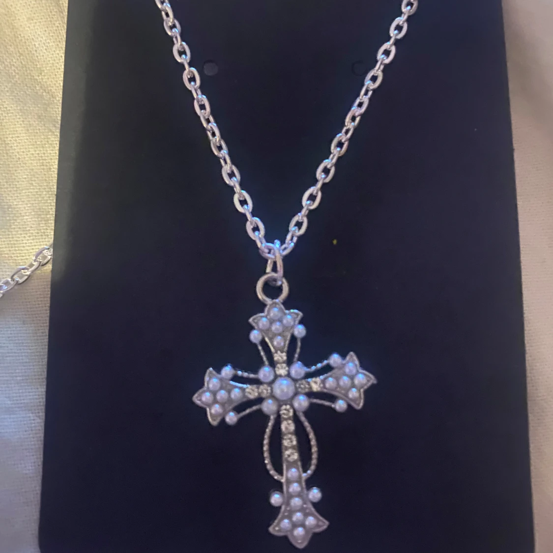 Silverfärgat halsband med korshänge - 2