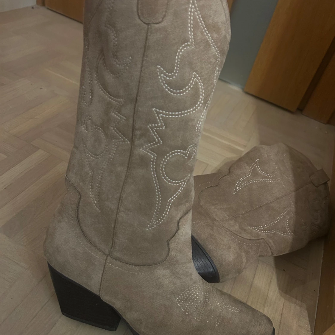 Beige cowboy boots - 1
