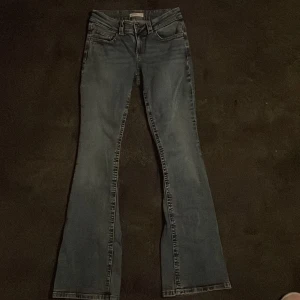 Blå bootcut jeans från Gina tricot - Snygga blå bootcut jeans från Gina tricot.  bra skick, säljer dem då de kommer till användning. 💓