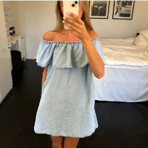 Ljusblå offshoulder klänning - Säljer en söt ljusblå offshoulder klänning med volang💞gammal modell därav säljs den inte längre på hemsidan 