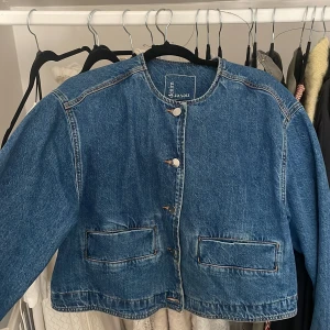 Blå jeansjacka  - Säljer en snygg blå jeansjacka  med knappar framtill. Använder den som en topp! Pris kan diskuteras 