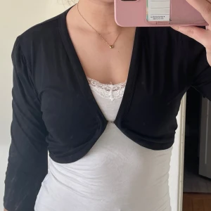 Svart bolerotopp - Bolerotopp med trekvartsärm från pieces. Storlek står ej. Men passar en S/M. 