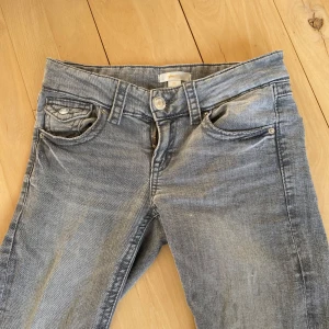 Bootcut low waist jeans - Snygga grå jeans som är bootcut och low waist. De är använda ett fåtal gånger men har inga skador❤️