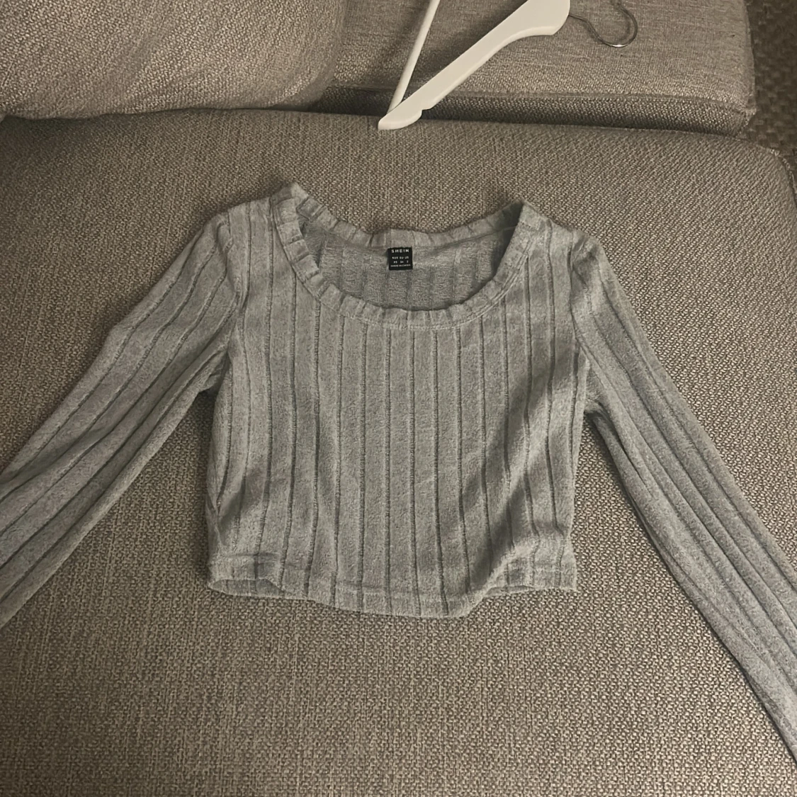 Grå ribbad croppad tröja från Shein