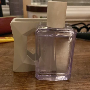 Parfym från Ariana Grande - Säljer en parfym från Ariana Grande med en unik design. ”God is a woman” - 30 ml. Har boxen om man vill ha med. 