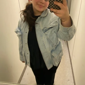 Ljusblå jeansjacka - Säljer en snygg ljusblå jeansjacka med dubbla fickor från Zara. Perfekt nu inför våren och enkel att styla 