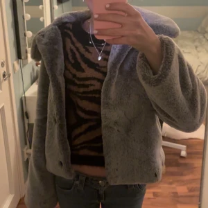 grå snygg pälsjacka  - mysig grå teddyjacka med långa ärmar. inte använd så mkt så i bra skick🥰 
