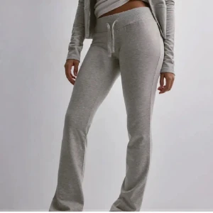 Grå mjukisbyxor med snörning - Snygga grå mjukyibyxor från Nelly, nypris 300kr💗