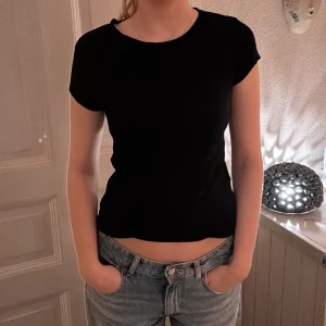 Svart kortärmad topp - Kortärmad t shirt från HM