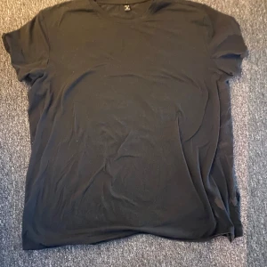 Overzised svart t-shirt med Los Angeles-tryck - Säljer en svart t-shirt med tryck av Los Angeles, Kalifornien. T-shirten har korta ärmar och är gjord i ett mjukt material. Perfekt för en avslappnad stil. 