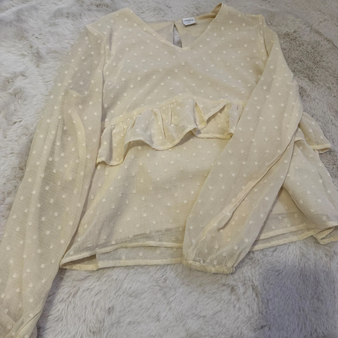 Krämvit/beige prickig blus från Lindex kids