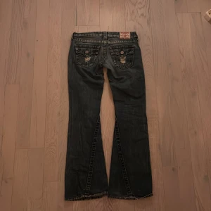 True religion  - Snygga blå jeans från True Religion med slitningar  fram, jätte fina, frakt tillkommer 