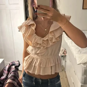 Ljusrosa volang blus  - Så fin volang blus/ peplum topp från h&m helt slutsåld🩷 stl m passar mig som har s, köpt här på Plick 💕 