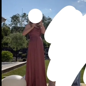 Mörkrosa balklänning - Säljer min mörkrosa balklänning med slits💕 Inga defekter då den endast använts en gång. Något lång för mig som är 167, men passar perfekt med klackar. Fler bilder finns att få och priset är diskuterbart. Så bara att höra av sig om man undrar något💕