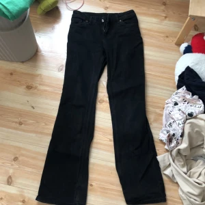 Svarta bootcut jeans från Monki - Snygga svarta bootcut jeans från Monki. De har en klassisk design med fem fickor och en knappgylf. Perfekta för en stilren look.