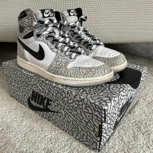 Air Jordan 1 Retro High OG Cement  - Snygga Air Jordan 1 High Cement i bra skick. Kommer med svarta snören och unika cement print lådan. Kvitto finns!