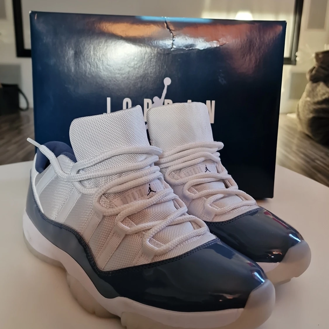 Nike Air Jordans i vitt och blått